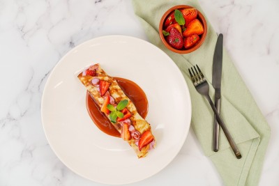 Flensjes met vruchtenmousse, verse aardbeien en karamelsaus