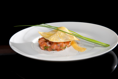 Zalmtartaar met een ravioli van geitenkaas en ansjovis